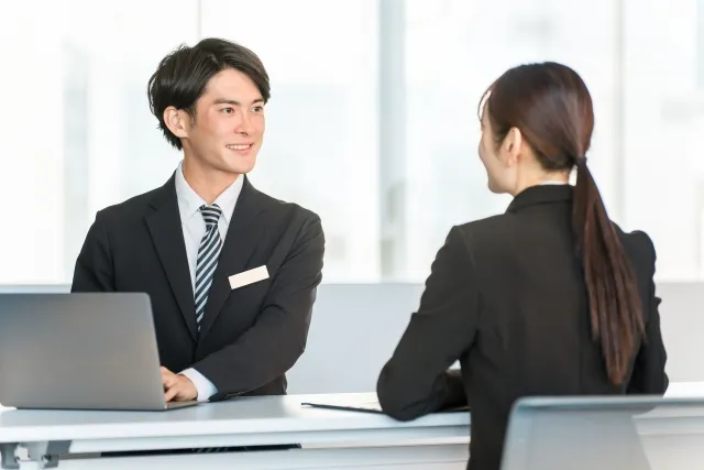 第一印象は何秒で何割決まる？メラビアンの法則とビジネスで効く口元の作り方