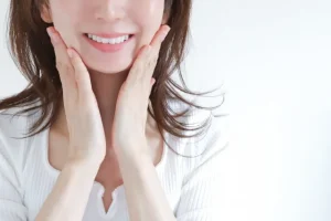 ホームホワイトニングのやり方は本当にお得？効果・時間・ジェル代の落とし穴を解説