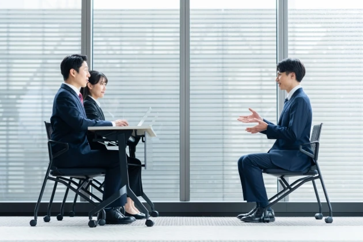 就活ホワイトニングのすすめ！面接官に好印象を与える清潔感と費用の現実解